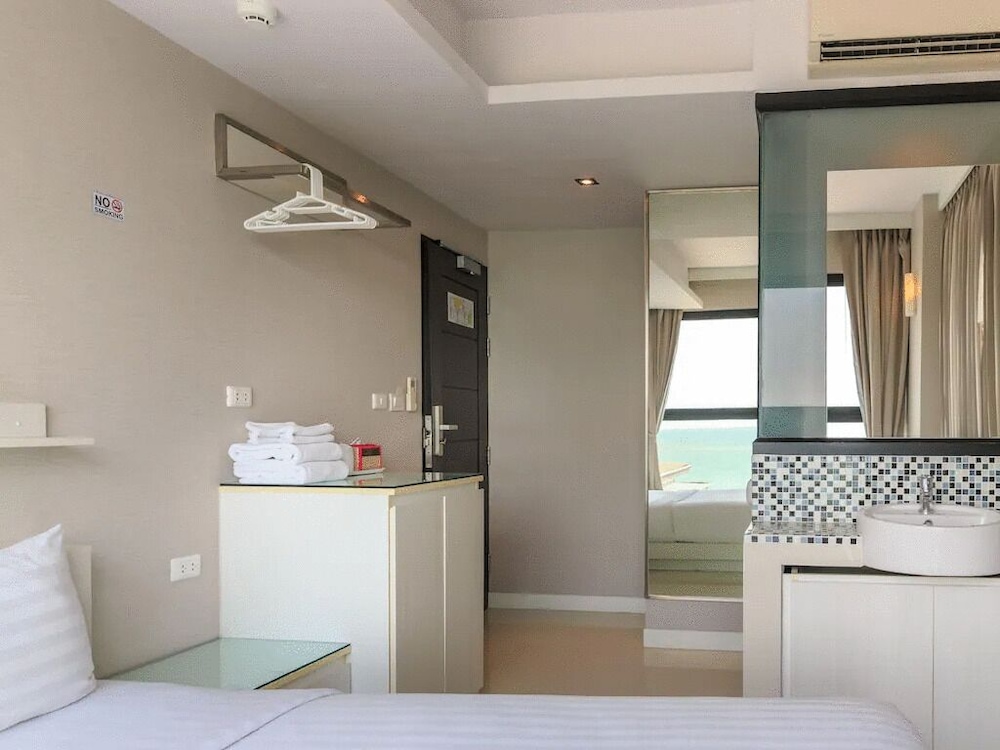 Standard Room, Sea View thumbnail 5