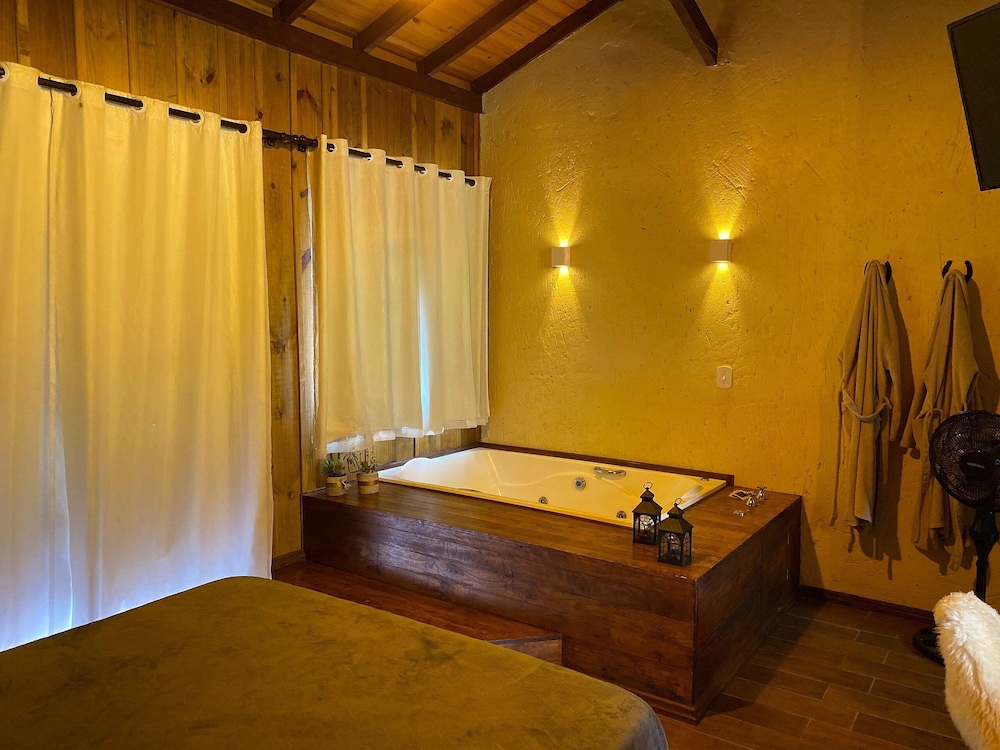 Luxury Chalet, Jetted Tub, Mountain View photo 2