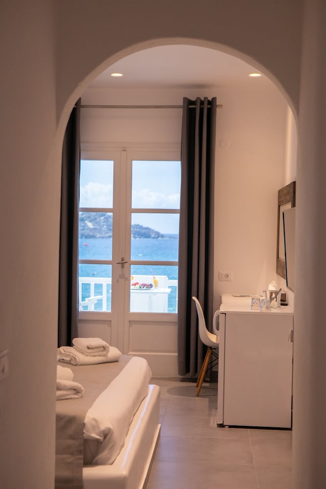 Deluxe Room, 1 Queen Bed, Balcony, Sea View - Photo 16