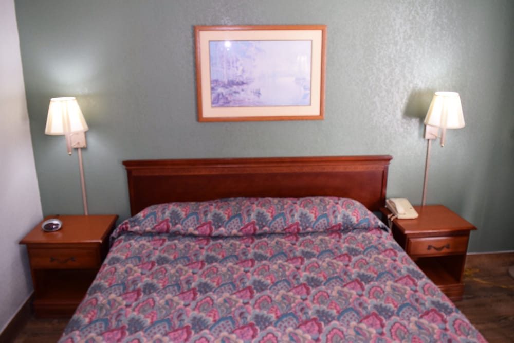 Standard Room, 1 King Bed, Smoking - Photo 2