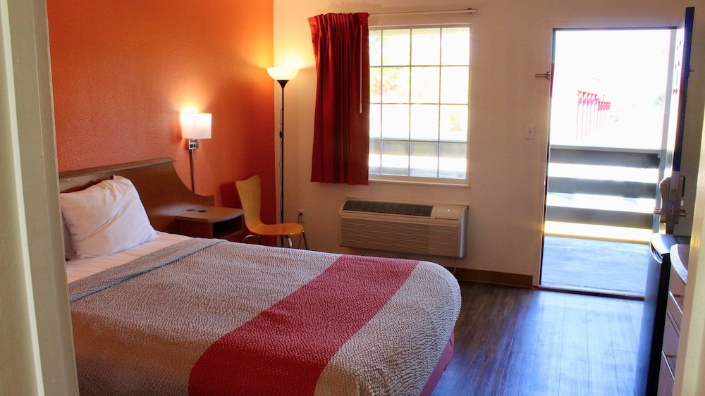 Deluxe Room, 1 Double Bed, Non Smoking, Refrigerator & Microwave - Photo 6