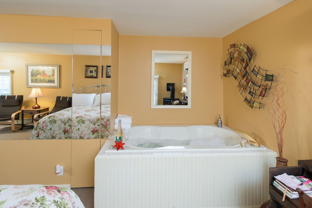 Romantic Room, 1 Queen Bed, Jetted Tub photo 2