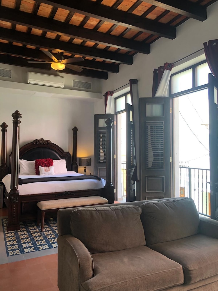 Deluxe Suite, 1 King Bed, Balcony - Photo 11
