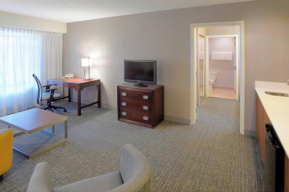 Suite, 1 Bedroom - Photo 2