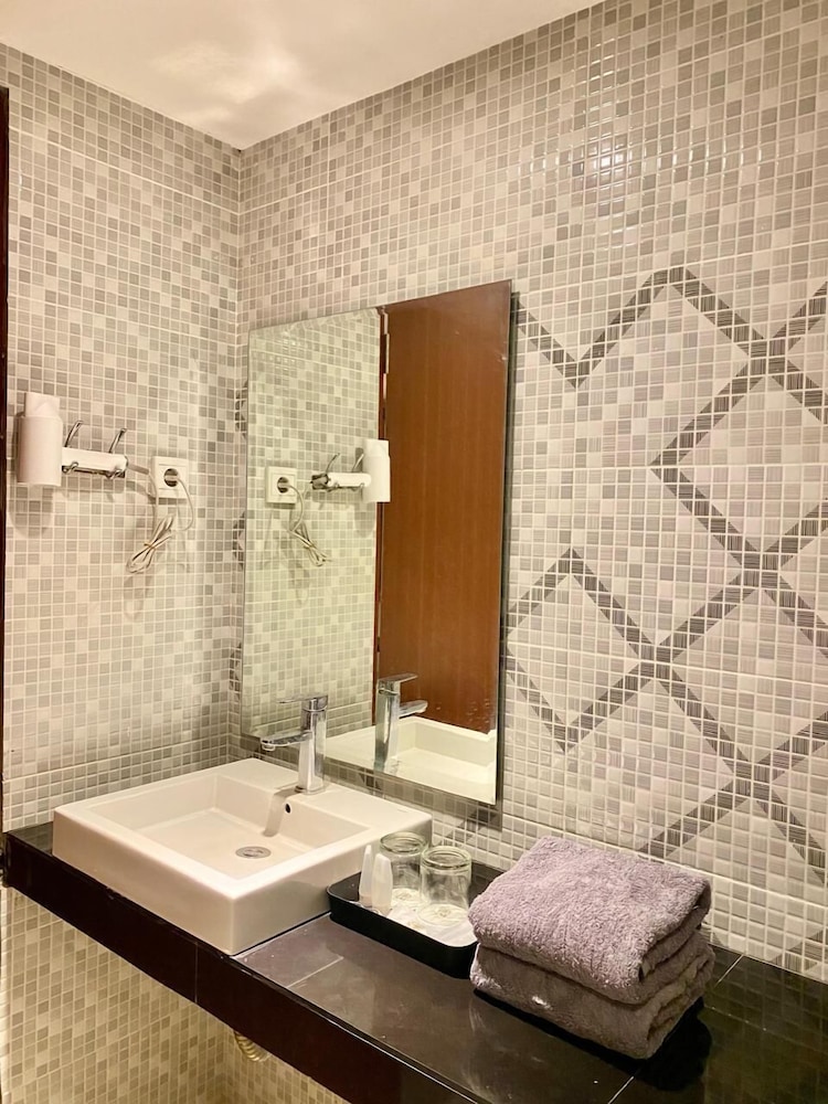 Junior Single Room, 1 King Bed, Non Smoking, City View photo 2