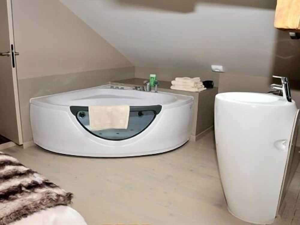 Standard Suite, Private Bathroom photo 2