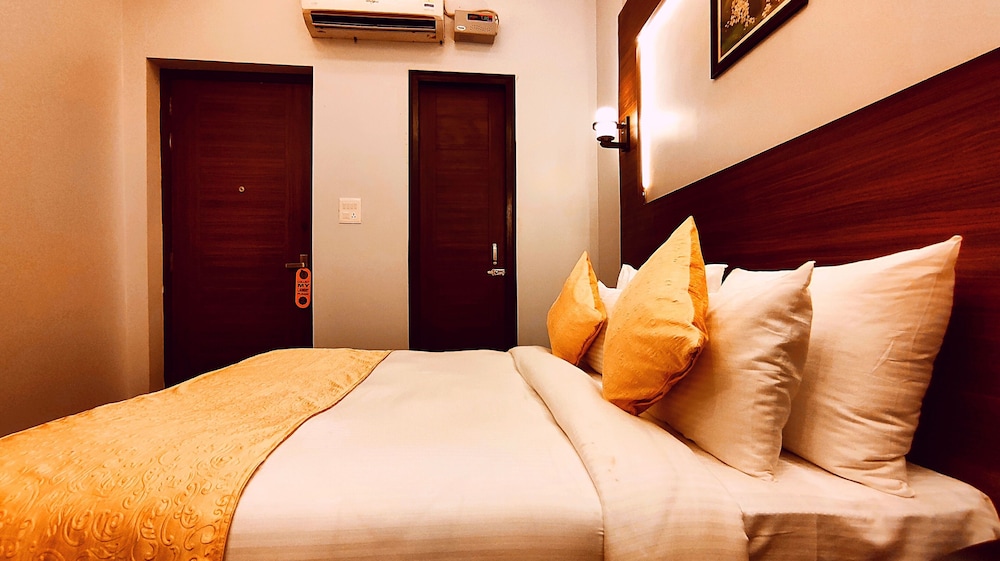 Deluxe Room, No Windows - Photo 12