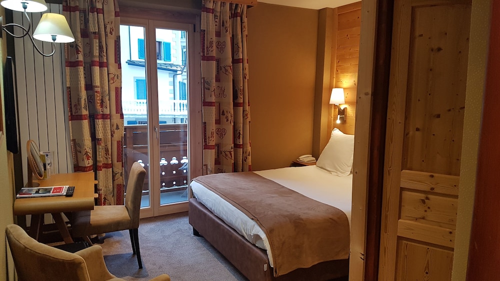 Classic Double or Twin Room, Pool Access, City View photo 2