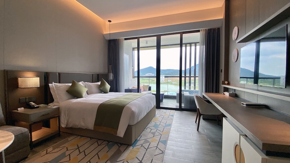 Standard Room, 1 King Bed, Lake View - Photo 5