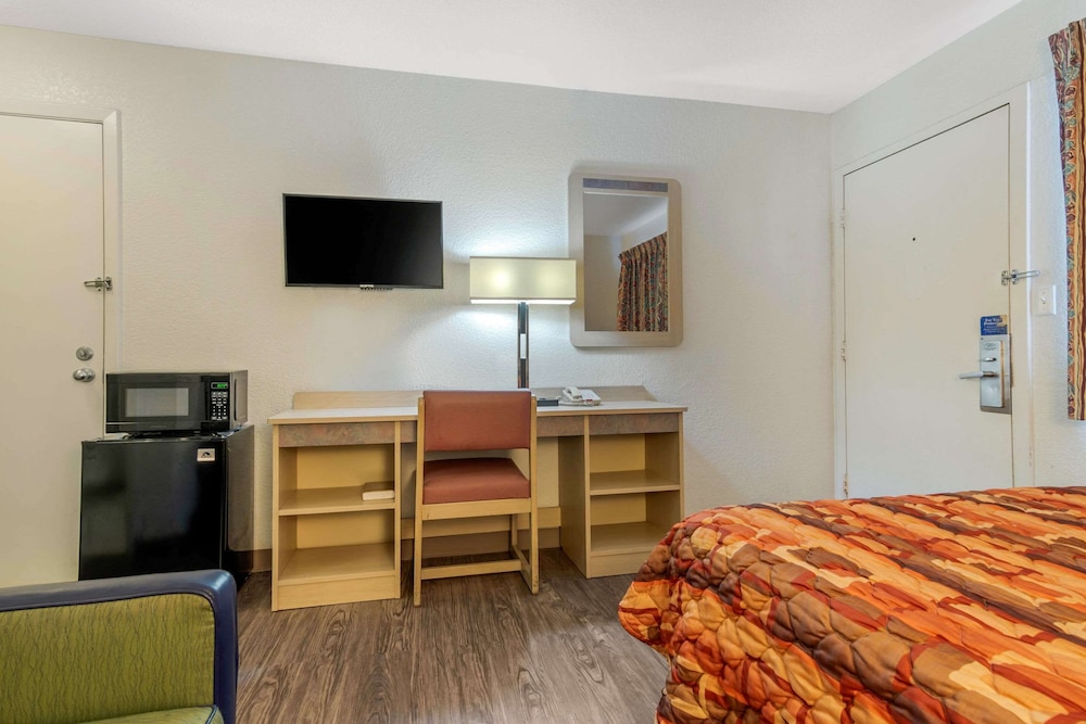 Standard Room, 1 Queen Bed, Smoking photo 2