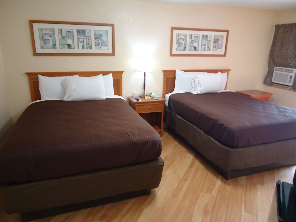 Standard Room, 2 Queen Beds, Smoking photo 1