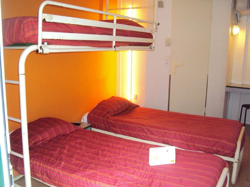 Standard Room, 3 Twin Beds - Photo 6