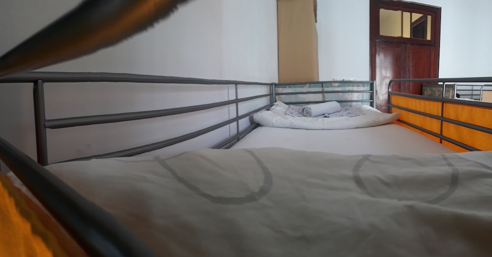 1 Cama en un dormitorio compartido mixto de 6 camas.