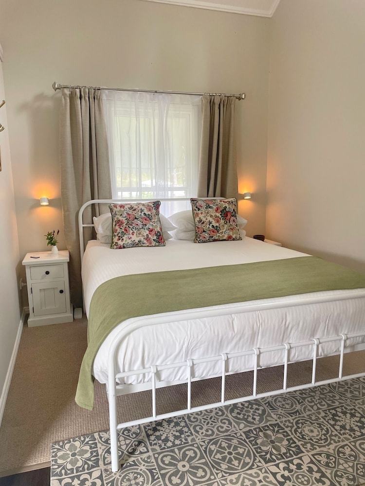 Luxury Cottage, 1 Queen Bed, Fireplace (Luxury 2 night stay) photo 2