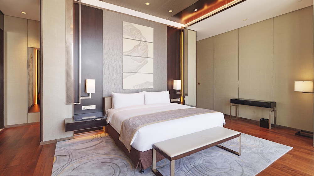 Junior Suite, 1 King Bed (Pearl River View)