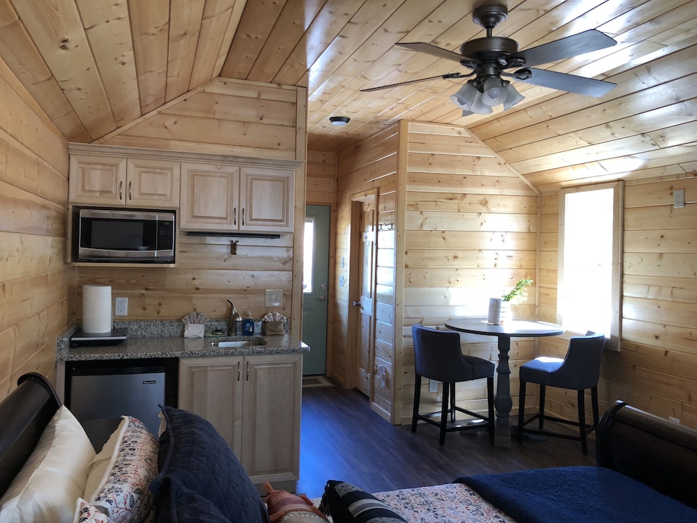 Romantic Cottage, 1 Queen Bed, Kitchenette, Mountain View photo 3