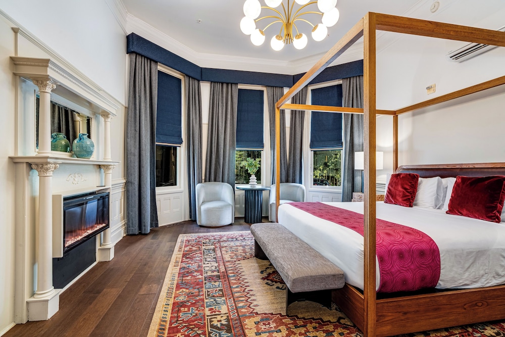 Deluxe Room, 1 King Bed (Roll-in Shower) photo 1
