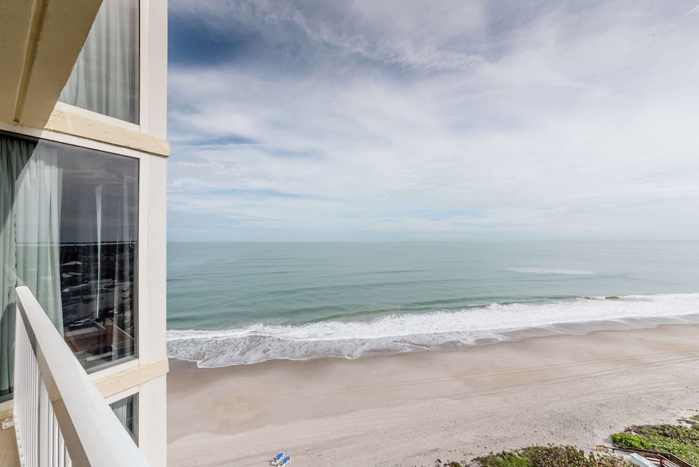 King Bed Junior Suite ocean front w/ sofa bed photo 2