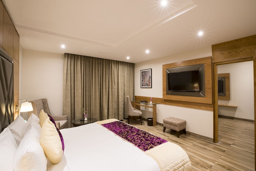Basic Suite, 1 King Bed, City View