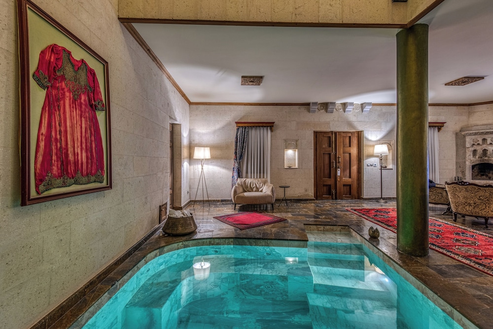 Imperial Pool Suite - Photo 7
