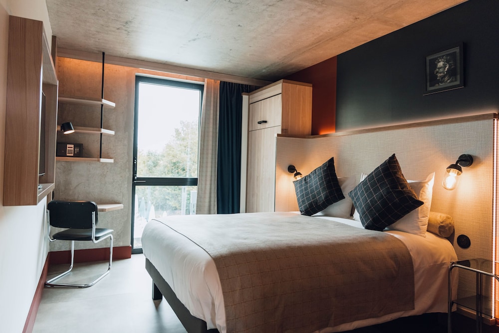POP Room with One Double Bed and One Single Bed - Photo 7