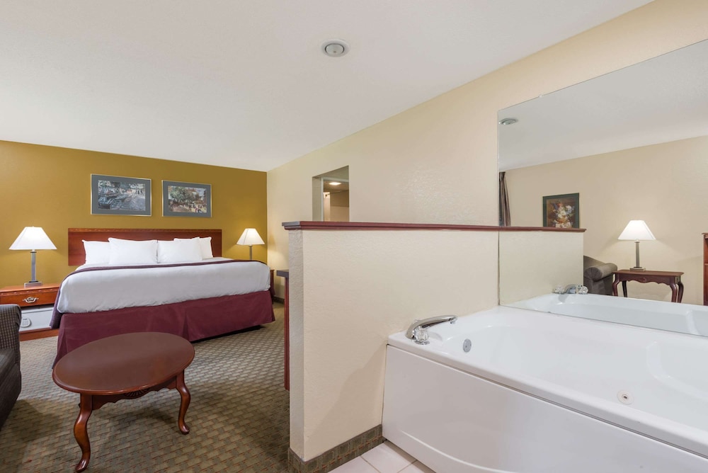 Suite, 1 King Bed, Non Smoking - Photo 2