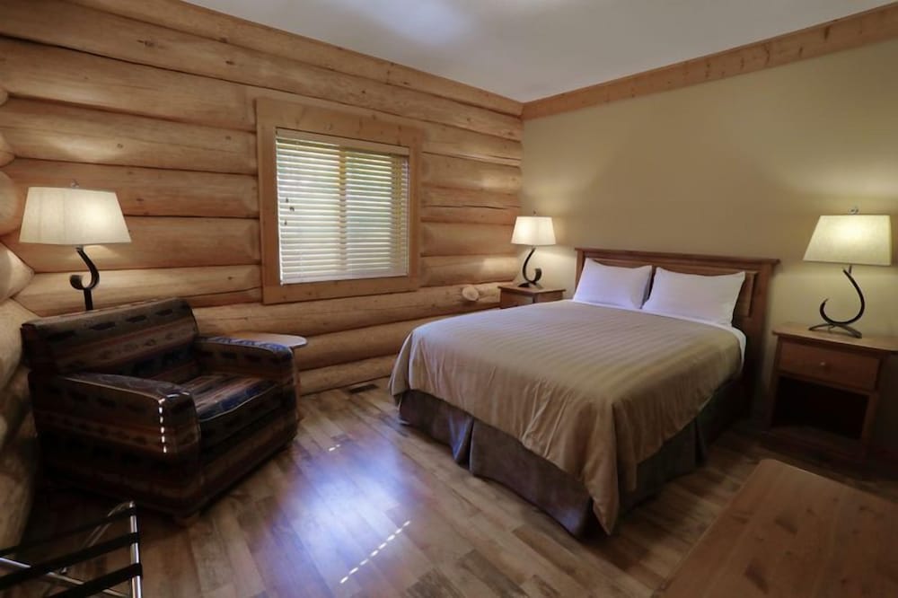 Two-Bedroom Log Suite photo 3