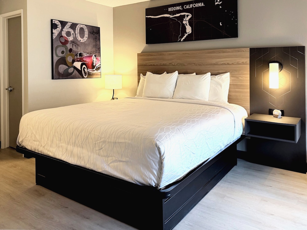 Classic Room, 1 Queen Bed, Pool View photo 2