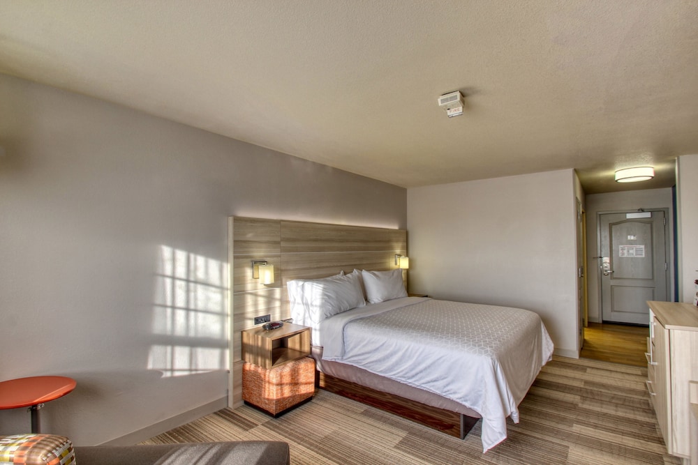 Standard Room, 1 King Bed - Photo 5