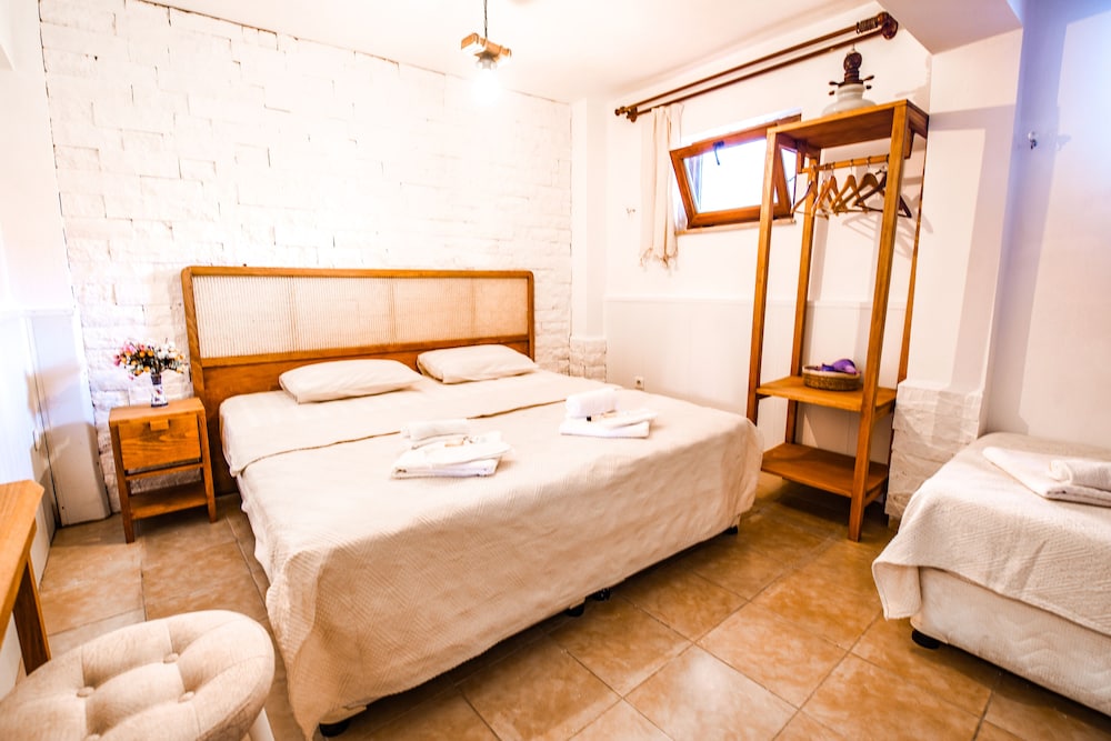 Economy Triple Room (Basement, No View) photo 1