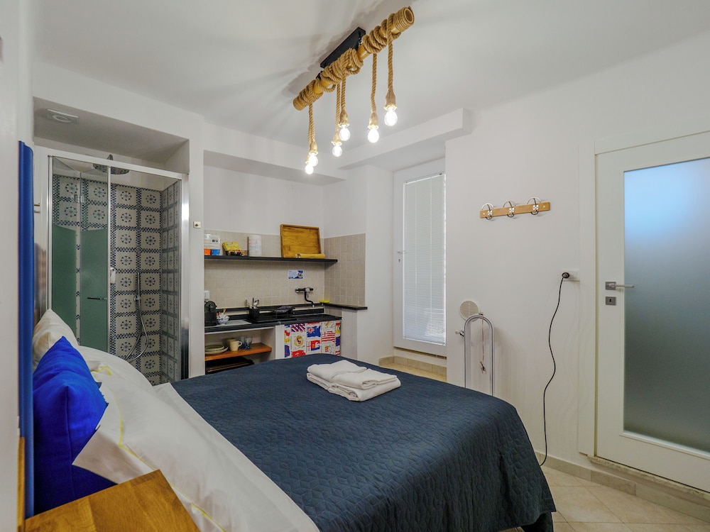 Basic Double Room, 1 Queen Bed, Non Smoking, City View photo 3