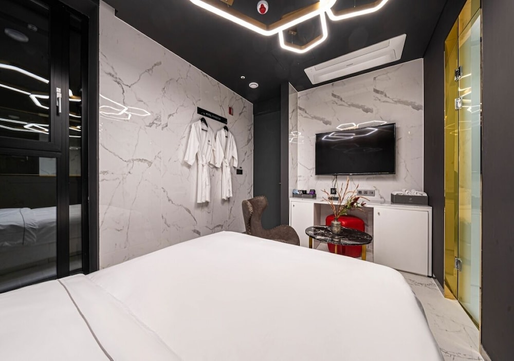 Deluxe Double Room (Netflix/ Youtube Available on TV) - Photo 17