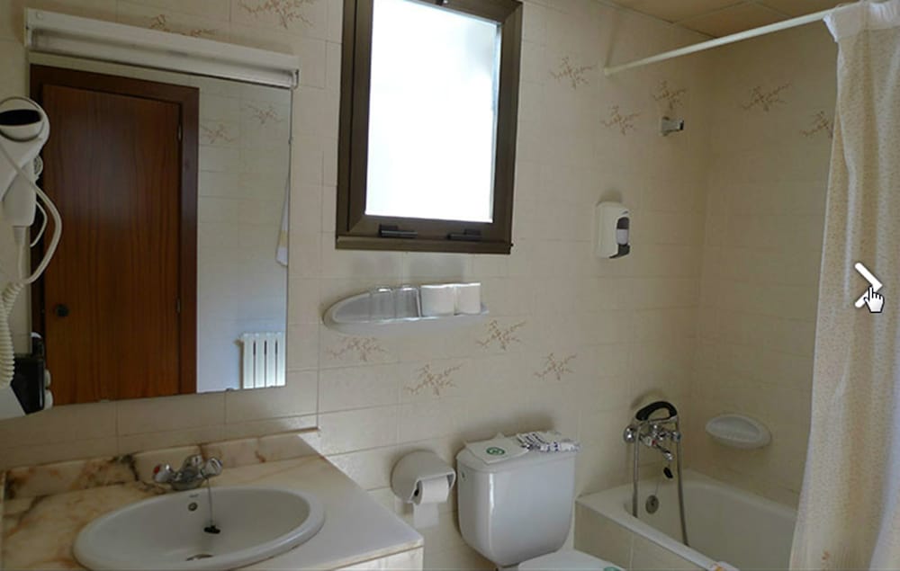 Standard Double Room - Photo 8