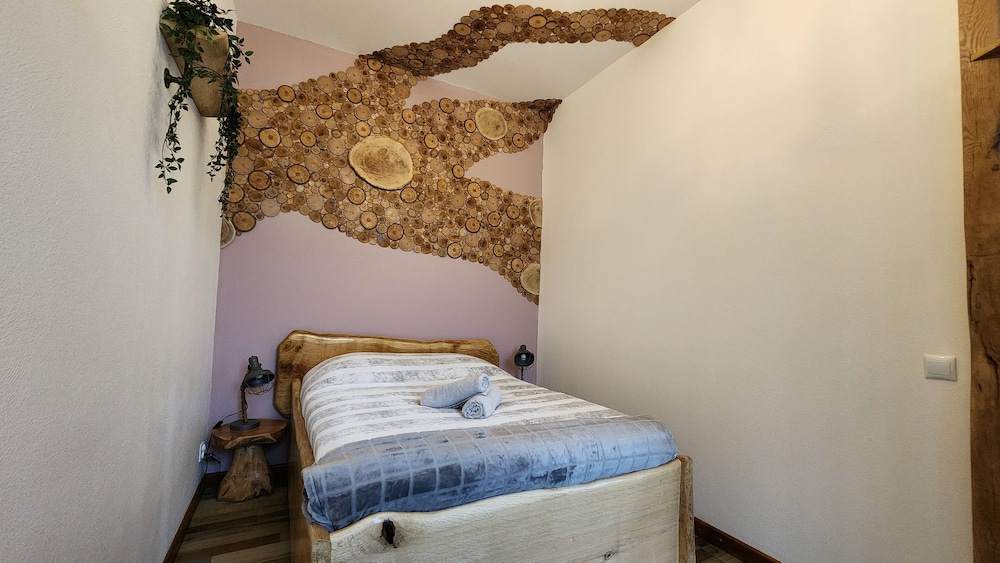 Unique Rustic Apartment - Photo 19