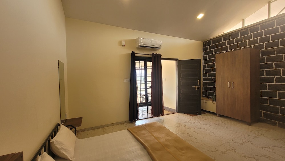 Luxury Quadruple Room, Multiple Beds, Non Smoking, Hill View photo 2