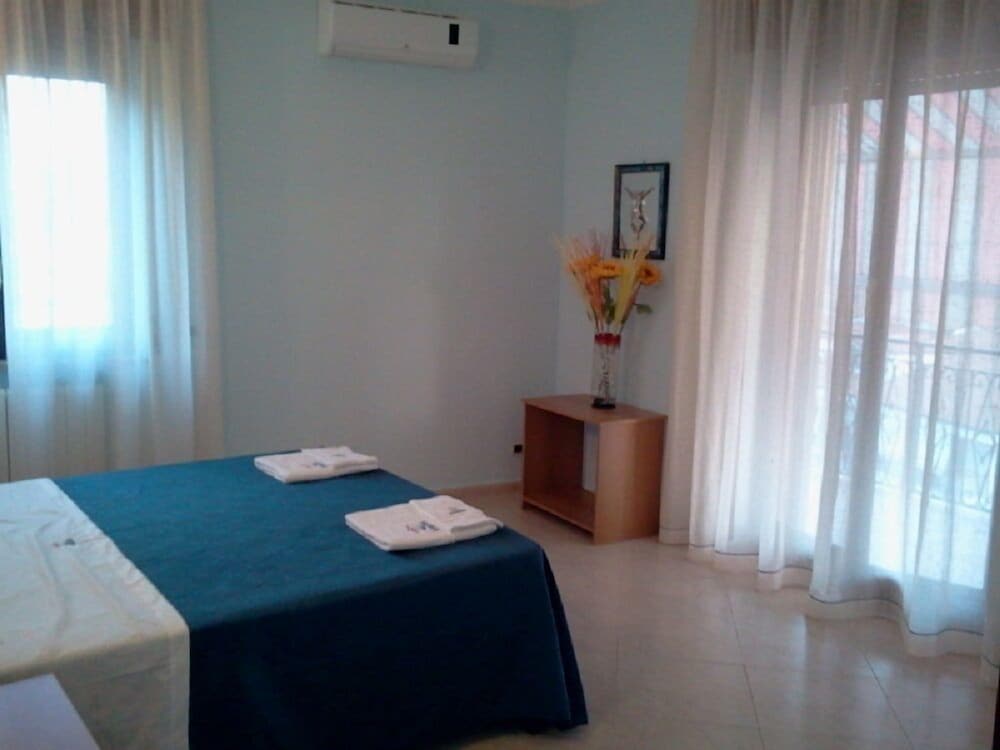 Double Room, 1 Queen Bed, Private Bathroom (Sea) photo 3