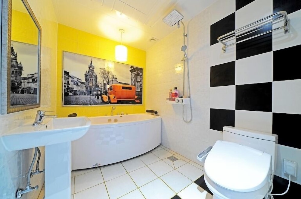 Standard Room, 1 King Bed, Non Smoking, Jetted Tub - Photo 2