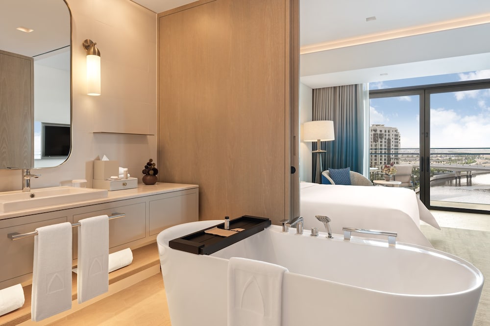 Deluxe Room, 1 King Bed (Partial Canal View) - Complimentary Lagoon Access photo 2