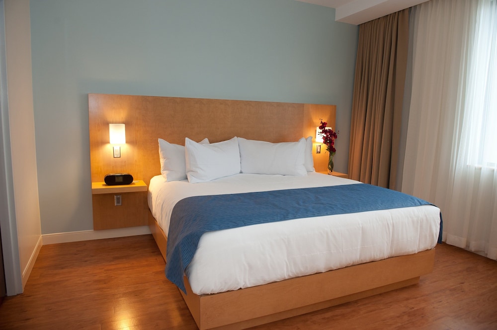 Signature Suite, 1 King Bed with Sofa bed photo 3