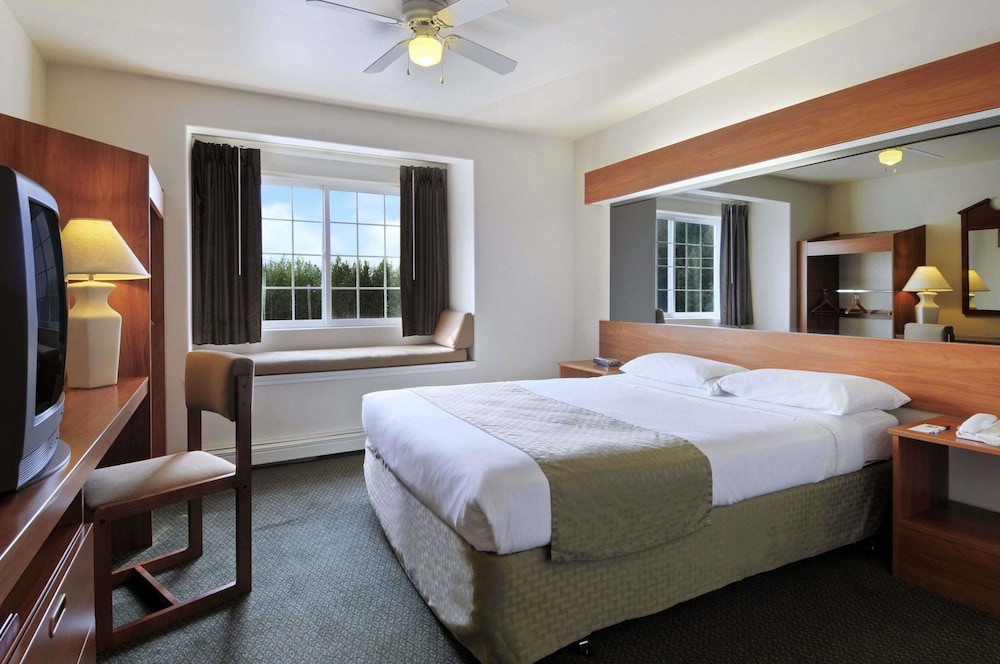 Standard Room, 1 Queen Bed with Sofa bed, Non Smoking photo 1