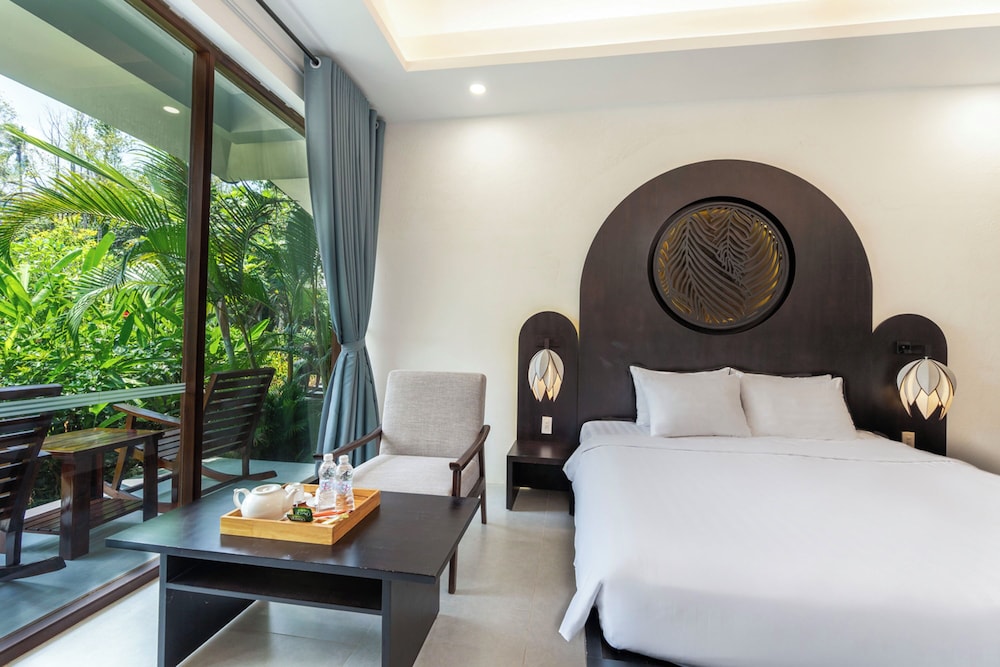 Bungalow, 1 King Bed, Pool View - Photo 3