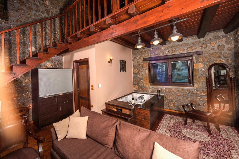 Deluxe Suite, Jetted Tub