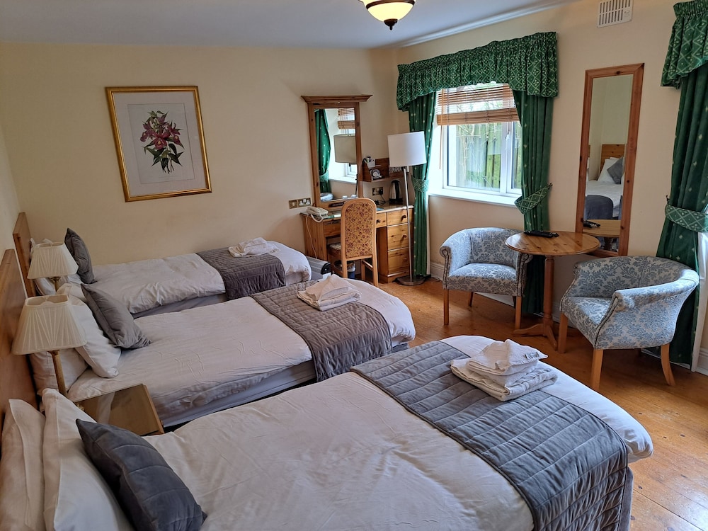 Standard Triple Room, Ensuite photo 3