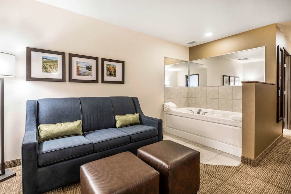Suite, 1 King Bed with Sofa bed, Non Smoking, Hot Tub - Photo 3