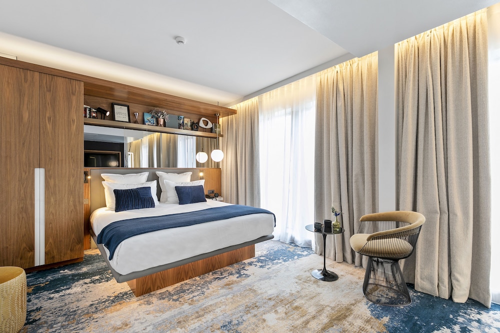Deluxe Double Room with View on the roofs of Paris photo 1