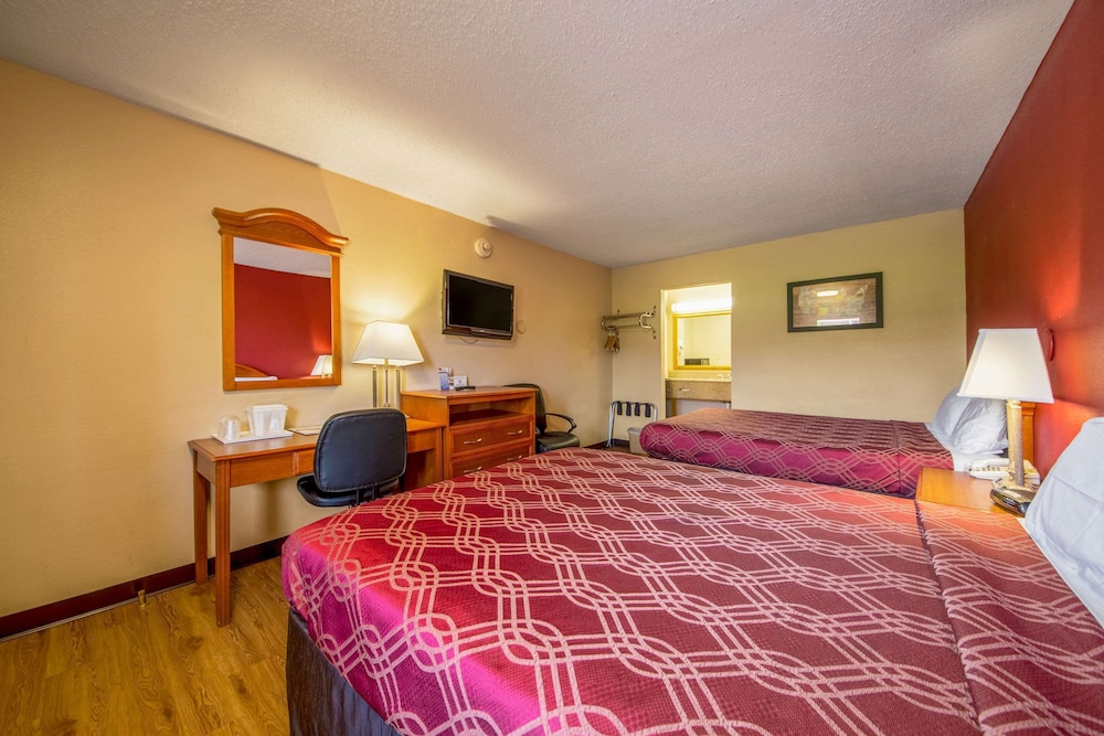 Standard Room, 2 Queen Beds, Non Smoking - Photo 4
