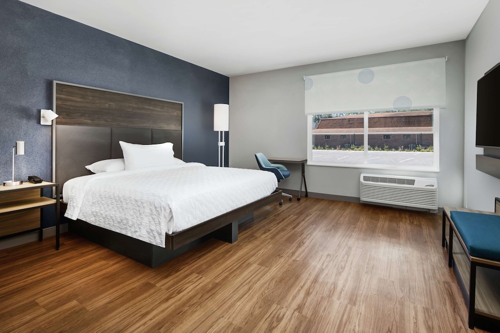 Room, 1 King Bed, Accessible (Hearing, Roll-In Shower)