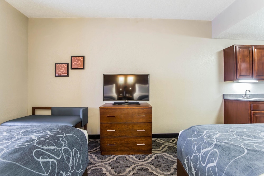 Suite, Non Smoking (2 Queen Beds & 1 Sofa Bed) - Photo 1