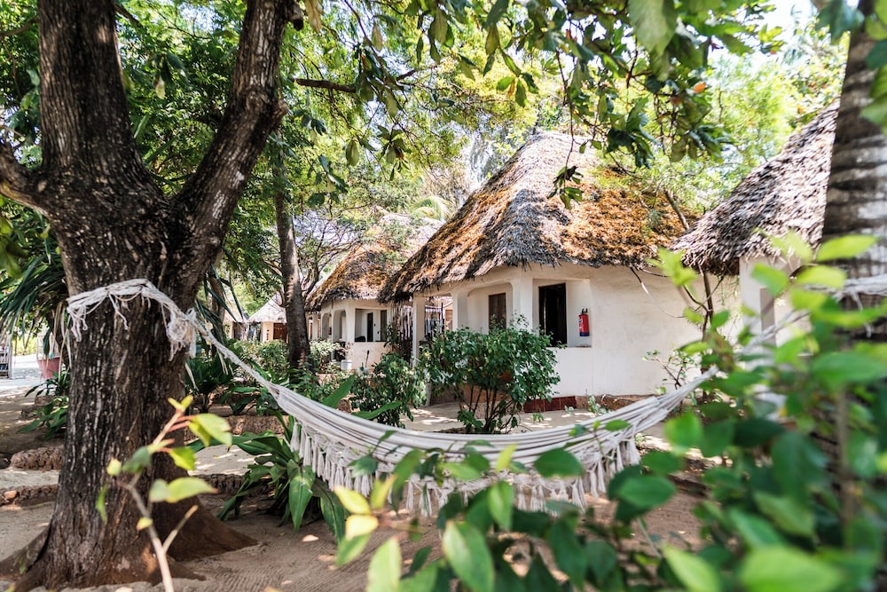 Economy Double Room, Garden View, Beachside