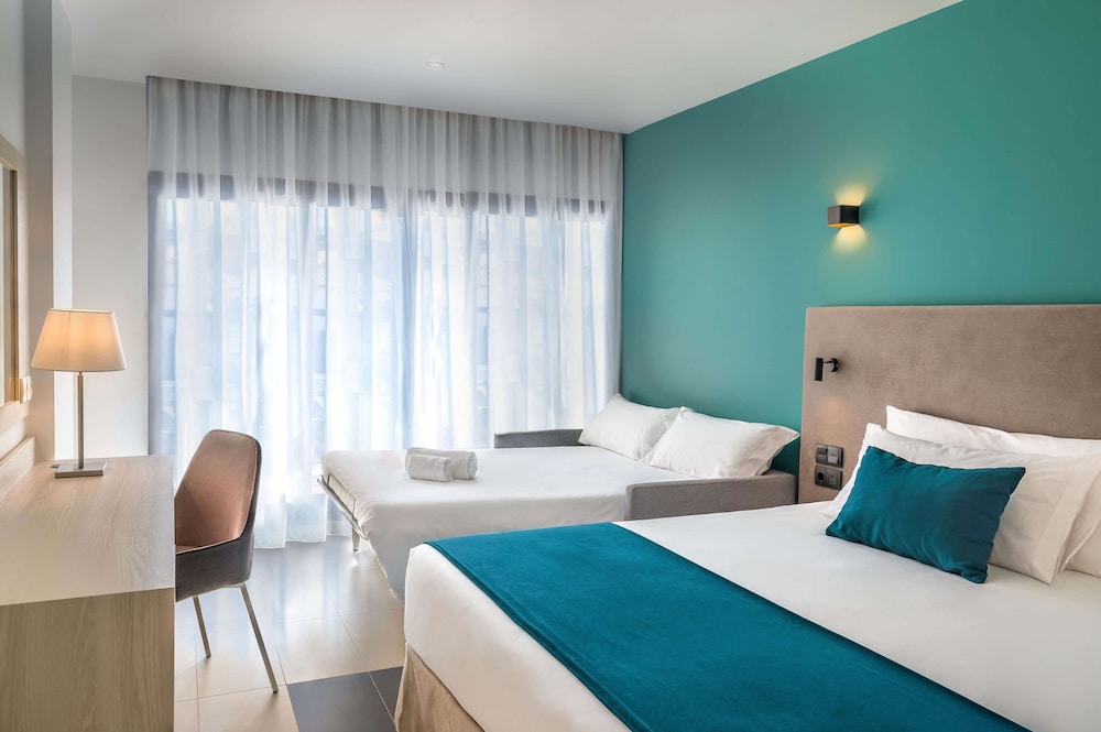 Superior Triple Room, Terrace, Pool View